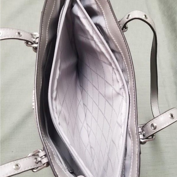 Michael Kors Light Gray Voyager East West Tote NWT - Picture 8 of 8